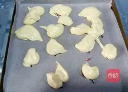 Illustration of how to make jam cherry blossom cake roll 8