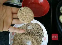 Illustration of how to make brown sugar and black sesame seed cakes 8