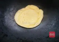 Illustration of how to make egg pancakes 3