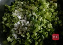 Illustration of how to make green onion and egg pancakes 1