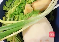 Illustration of how to make pan-fried lotus root and celery meatloaf 1