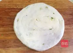 Illustration of how to make green onion layer cake 6
