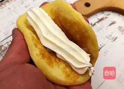 Illustration of how to make cream strawberry waffles 13