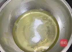 Illustration of how to make onion-flavored meat floss cake rolls 7