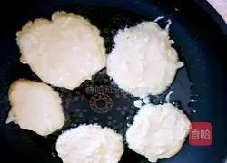 Illustration of how to make egg radish pancake 7