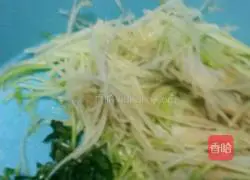 Illustration of how to make green radish, spinach and egg pancakes 2