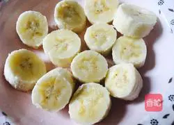 Illustration of how to make banana milk waffles 4