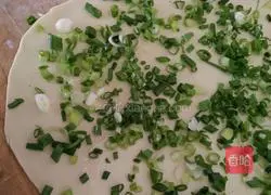 Illustration of how to make multi-layered green onion pancakes 4