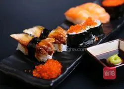 Illustration of how to dip sushi rolls in mustard pepper 7