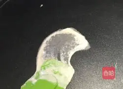 Illustration of how to make shredded pork rolls with Beijing sauce 4