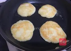 Illustration of how to make salt and pepper potato pancakes 7