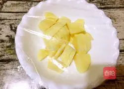 Illustration of how to make potato and shrimp cakes 4