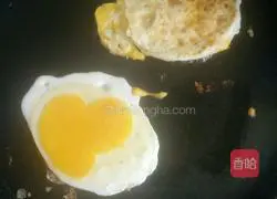 Illustration of how to make potato and egg pancakes 7