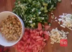 Illustration of how to make garlic and three-color fried cakes 1