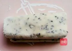 Illustration of how to make black sesame and rose sauce sesame cakes 8