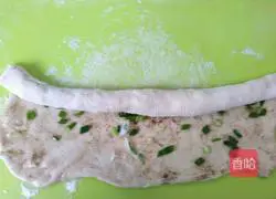 Illustration of making salt and pepper green onion cake 10