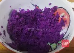 Illustration of how to make black sesame and purple sweet potato cakes 8 