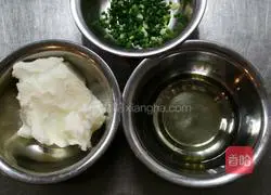 Illustration of how to make scallion oil layer cake 8