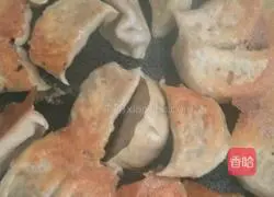 Illustration of how to make fried dumplings (electric pancake version) 5