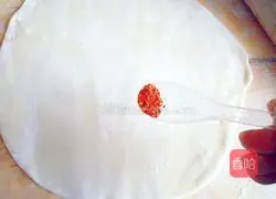 Illustration of how to make hot scallion pancakes 10