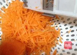 Illustration of how to make carrot and egg pancakes 2