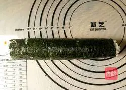 Illustration of how to make sushi rolls 13