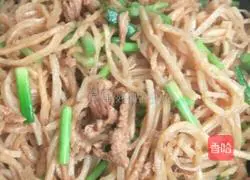 Illustration of how to make stir-fried pancakes with shredded pork and garlic moss 7