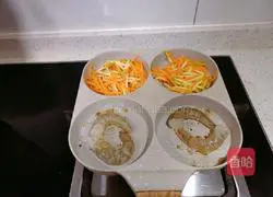 Illustration of how to make shrimp and vegetable egg pancakes 9