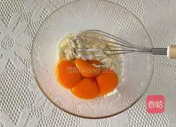 Illustration of how to make cream cupcakes 2