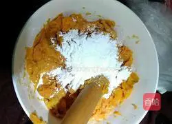 Illustration of how to make sweet potato pancakes 3