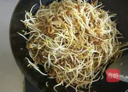 Illustration of how to make braised bean sprouts and shredded pork cakes 3