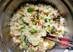 Illustration of how to make rice and egg pancakes 4