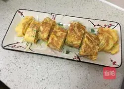 Illustration of how to make double omelette egg roll 15
