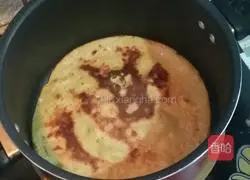 Illustration of how to make banana egg pancake 5