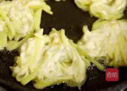 Illustration of how to make Korean potato pancakes 12