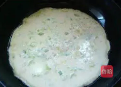 Illustration of how to make egg and chive pancake 4