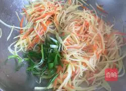 Illustration of how to make pancakes with shredded potatoes 4