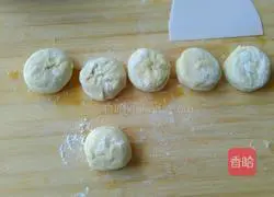 Illustration of how to make scallion pancakes 8