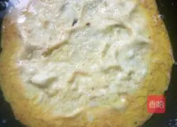 Illustration of how to wrap banana slices in egg pancakes 2