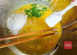 Illustration of how to make egg pancake rolls 6