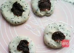 Illustration of how to make black sesame and rose sauce sesame cakes 11