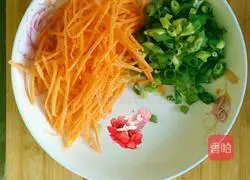 Illustration of how to make carrot and egg pancakes 1