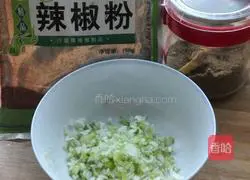 Illustration of how to make spicy scallion pancake 4