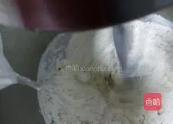 Illustration of how to make scallion oil layer pancake 1