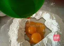 Illustration of how to make jujube egg yolk cake 6