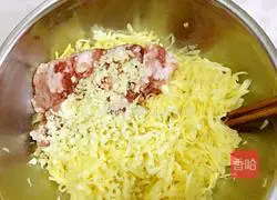 Illustration of how to make minced meat and potato pancakes 2