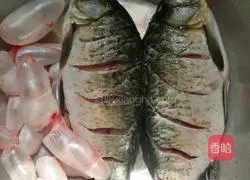 Illustration of how to make crucian carp cakes 1