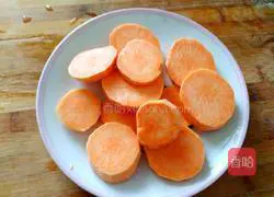 Illustration of how to make black sesame and sweet potato dough cakes 1