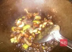 Garlic sprouts Illustration of how to make stir-fried bean-tooth meat pancakes 3