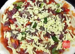 Illustration of how to make sausage and beef pizza with electric baking pan 5